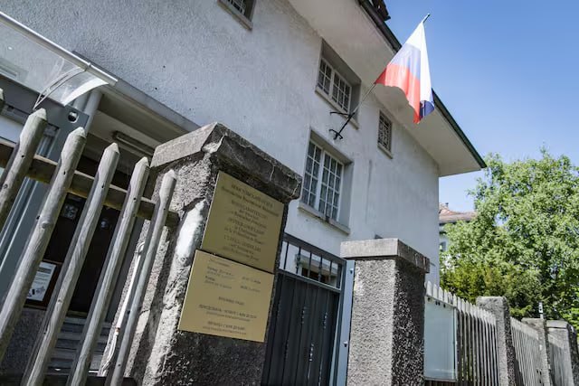 Адвокат плюнул на табличку посольства РФ в Швейцарии и получил штраф в почти 700 тыс. рублей 7 тыс. франков . Об этом сообщает Bliсk. Юрист из федеральной компании отправился на пробежку по району Бруннадерн, в котором располагается российское посольство. Перед входными воротами он плюнул на золотую табличку, прикрепленную к консульству. Однако уйти безнаказанным не удалось: как раз в тот вечер на месте была служба безопасности. После требований остановиться, охранники преградили путь бегуну и повалили его на землю. Федеральная прокуратура признала мужчину виновным в "нападении на иностранный государственный герб". За это он должен будет выплатить внушительный штраф: 681 тыс. рублей 6900 франков . Бегун также обязан покрыть все процессуальные расходы в размере почти 50 тыс. рублей 500 франков . Отправить новость