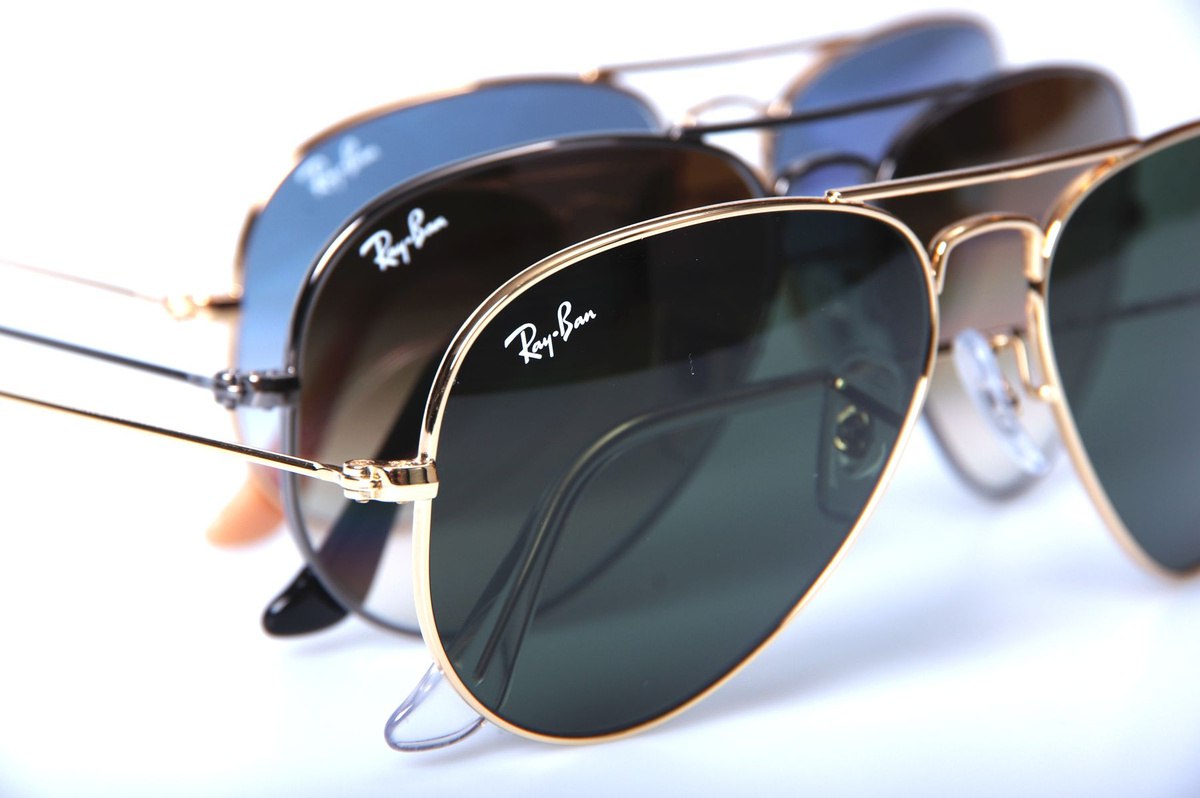 Бренд Ray-Ban подал заявку на регистрацию своего товарного знака в Роспатенте.  Документ 28 мая направила итальянская компания Luxottica Group, занимающаяся производством очков, выяснило РИА Новости, изучив базу ведомства.  Под брендом Ray-Ban компания сможет производить и продавать в стране очки, оптические и контактные линзы, а также различные аксессуары.