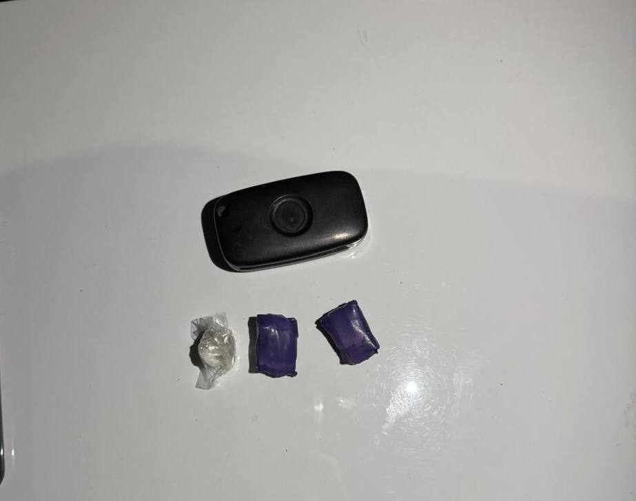 В Бахчисарайском районе осуждена жительница города Санкт Петербурга за хранение наркотиков Судом установлено что женщина для личного употребления в августе текущего года посредством сети Интернет незаконно приобрела 3 2 г марихуаны и 10 85 г эфедрона С наркотическим средством она приехала в город Бахчисарай где была задержана сотрудниками полиции Суд приговорил виновную к 3 годам лишения свободы условно с испытательным сроком на аналогичный период Приговор в законную силу не вступил