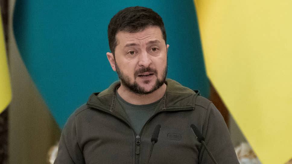 Киев просрочил многомиллионную выплату Международному валютному фонду следует из платежного графика МВФ Ее срок истек в 00 00 понедельника по времени Вашингтона 08 00 мск Украина должна была погасить часть задолженности в размере 125 737 500 специальных прав заимствования SDR Речь идет о возврате средств предоставленных через кредитный механизм МВФ финансируемый за счет ресурсов стран участниц фонда Как следует из графика фонда следующий платеж запланирован для Украины на 24 февраля в объеме 62 5 миллиона SDR В феврале апреле Киеву предстоит еще несколько крупных выплат по кредитам Подпишись RogandarNEWs мы в MAX