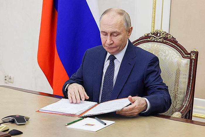 МАХ официально стал обязательным для ЖКХ Теперь все управляющие компании и ресурсоснабжающие организации обязаны общаться с жильцами только через мессенджер МАХ Такой закон подписал Путин Также президент подписал ещё ряд новых законов О продлении до 2028 года срока исполнения региональных программ переселения граждан из аварийного жилищного фонда Закон о продлении переходного периода на хранение оружия Упрощена выдача лицензий на продажу алкоголя срок рассмотрения заявлений соискателей сократили до 15 рабочих дней Введены штрафы за обслуживание сим карт оформленных после самозапрета от 30 до 50 тыс руб для должностных лиц и от 300 до 500 тыс руб для юрлиц Упрощен доступ к клиническим исследованиям лекарств в стране введут единую форму информационного листка Добровольцам включат время службы в стаж для пенсии за выслугу лет Срок включения Донбасса и Новороссии в систему образования РФ сдвинут на 2 года до 1 января 2028 года