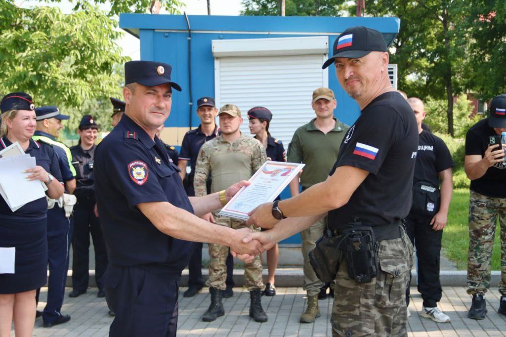 В Артеме полицейские поблагодарили представителей ДНД за содействие в охране общественного порядка Возле мемориала воинам-артемовцам, погибшим в годы Великой Отечественной войны, прошел общегородской инструктаж нарядов, заступающих на службу по охране общественного порядка и обеспечению безопасности дорожного движения на территории Артёма, сообщает пресс-служба ОМВД России по городу Артему. Готовность нарядов к несению службы, внешний вид и экипировку сотрудников проверил временно исполняющий обязанности заместителя начальника полиции ОМВД России по городу Артему майор полиции Николай Петрошенко. За активное участие в обеспечении охраны общественного порядка и общественной безопасности на территории Артемовского городского округа, за оказание помощи в выявлении и пресечении административных правонарушений вручены благодарственные письма: командиру добровольной народной дружины «Ратник» Вячеславу Ермоленко и командиру «Народная дружина «Русская община» имени Якова Степченко» Денису Ситдикову. Правами главы УМВД Приморья отмечена работа представителя добровольной народной дружины «Имени капитана милиции Вячеслава Власова» Дмитрия Чечетка. С начала года при активном содействии народных дружинников раскрыто два преступления, выявлено и пресечено 38 административных правонарушений.