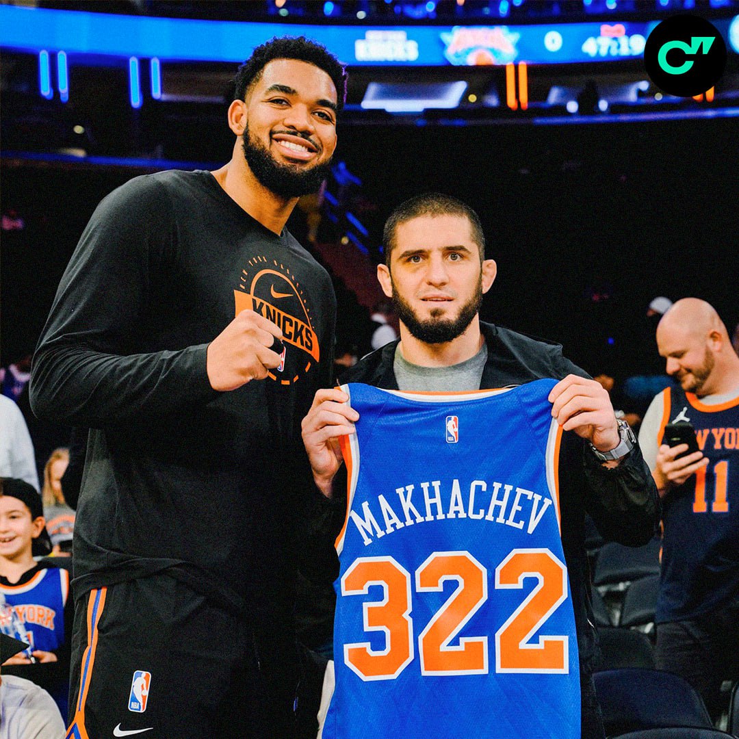 Ислам Махачев пришел на игру Никс в Мэдисон сквер гарден и получил именную футболку от Карла Энтони Таунса с номером 322 Через шесть дней Махачев на этой же арене подерется за титул UFC с Джеком Делла Маддаленой   Подписывайтесь на Спортс