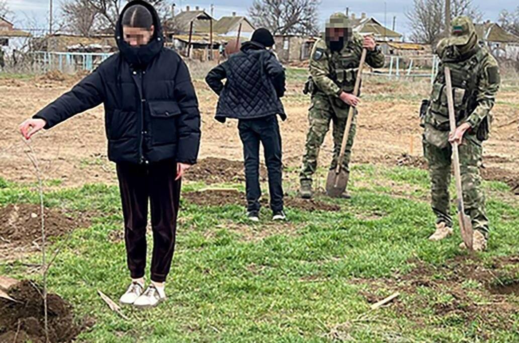 Росгвардейцы вместе со школьниками Херсонской области провели акцию «Аллея памяти»  Военнослужащие и сотрудники Росгвардии вместе со школьниками Херсонской области провели акцию «Аллея памяти» и высадили деревья в честь героев, отдавших свои жизни в Великой Отечественной войне.  Живой памятник героям, совершившим Великий подвиг, появился в Скадовском муниципальном округе. В рамках военно-патриотического мероприятия военнослужащие совместно с общественной организацией «Движение Первых» посадили деревья возле учебного заведения. Росгвардейцы также провели для ребят урок мужества, на котором рассказали о своих служебных буднях и возможности поступления в высшие военные учебные заведения Росгвардии.  В Каланчакском муниципальном округе сотрудники Росгвардии совместно с юнармейцами провели акцию «Сад памяти» и высадили саженцы у памятника воинам, погибшим в годы Великой Отечественной войны.