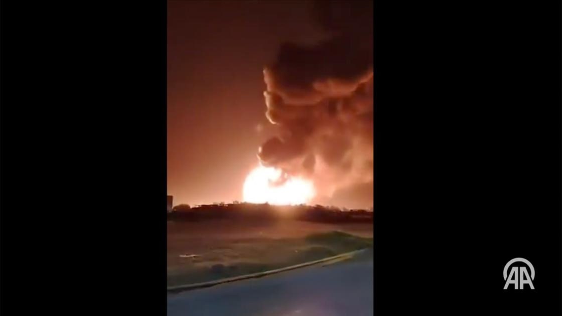 При взрыве произошедшем в промышленной зоне города Эсейса в Аргентине по предварительным данным пострадали 20 человек Как сообщили местные СМИ в промышленной зоне Carlos Spegazzini произошла серия взрывов причина которых пока не установлена На место происшествия было направлено множество пожарных расчетов В результате инцидента пострадали 20 человек Власти сообщили что возникший после взрыва пожар пока не удалось взять под контроль и огонь распространился более чем на 20 метров Предполагается что взрыв произошел на складе компании занимающейся агрохимикатами На видео опубликованных в соцсетях видно как быстро распространяется пламя 24 7 в сутки с Агентством Анадолу