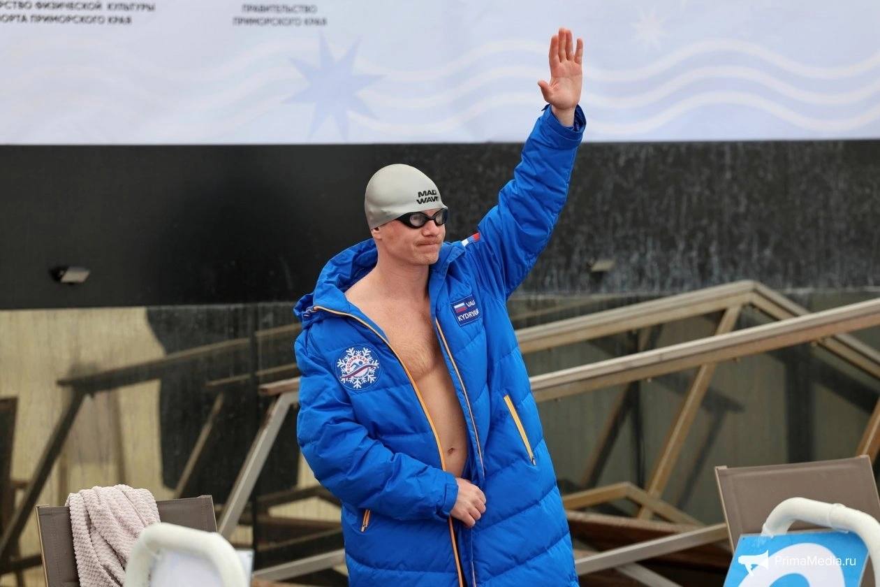 Вода буквально "кипела": во Владивостоке прошел первый чемпионат Приморья по зимнему плаванию  6+   Погода благоволила пловцам. Температура воздуха была положительной, но вода остыла до нуля градусов.    ‍ Более 70 спортсменов из различных городов и поселков края состязались на различных дистанциях от 25 до 200 метров различными стилями в бассейне на набережной Спортивной гавани.   Накал борьбы был настолько высок, что вода буквально "кипела" — мало кто хотел уступать и проигрывать. Все стремились показать максимальный результат.   Эти соревнования стали отборочными, лучшие пловцы войдут в сборную Приморья и будут представлять наш регион на дальневосточных, всероссийских и международных стартах.  Подробнее — в нашем фоторепортаже.    PrimaMedia   Прислать новость