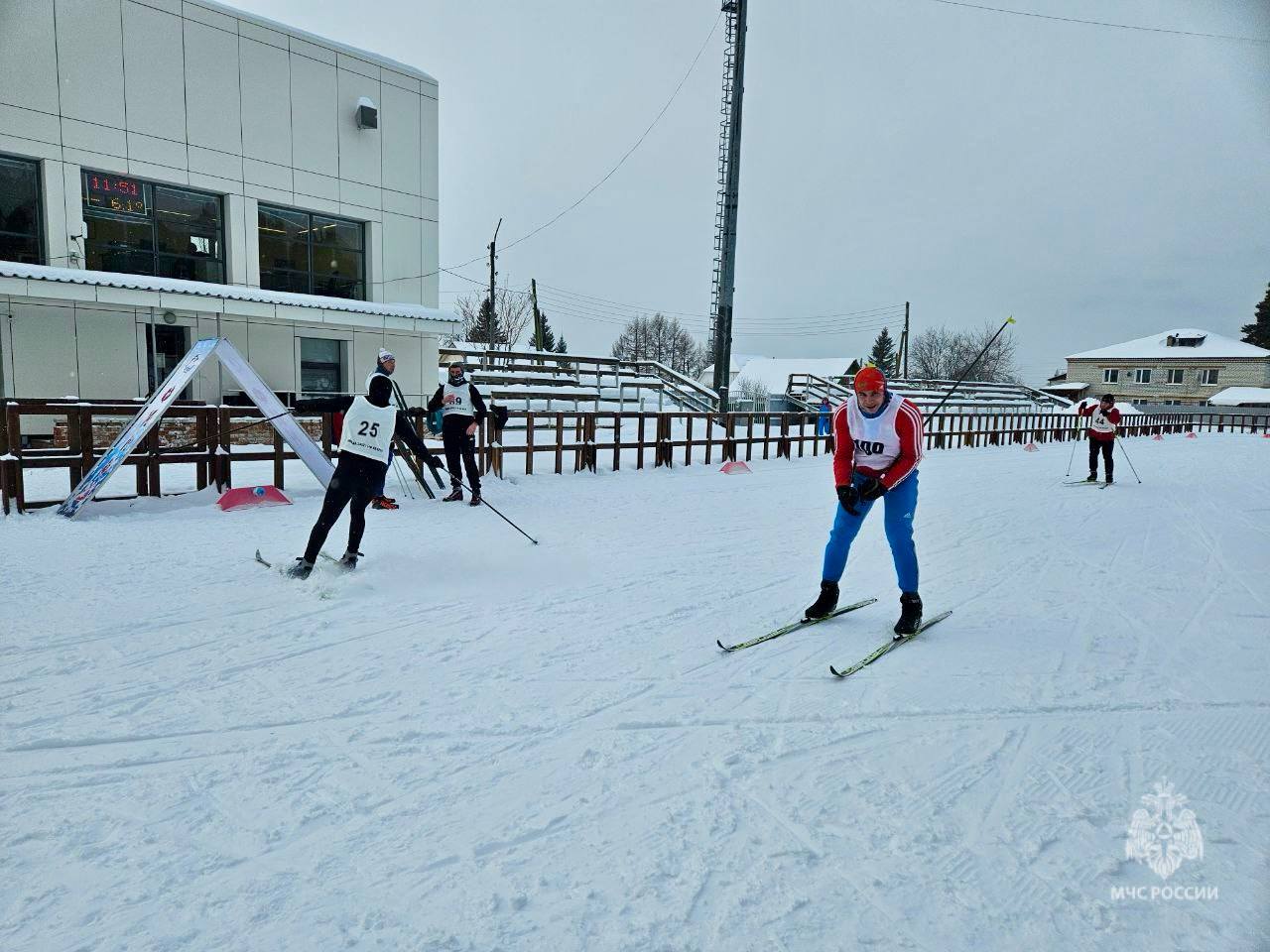 Сотрудники МЧС России выявили сильнейших в лыжных гонках    Сегодня в Заводоуковске прошли соревнования по лыжным гонкам в зачёт традиционной Спартакиады Главного управления МЧС России по Тюменской области.  За призовые места боролись 56 человек, всего 8 команд. Борьба за золото лыжного пьедестала была захватывающей и бескомпромиссной.    Турнир проводился в девяти возрастных группах, на нескольких дистанциях: женщины бежали 3 и 2 километра, а мужчины — 3 и 5 километров.     Призовые места распределились следующим образом:   1  место – команда 18 ПСО  г. Ишим   2  место - команда 32 ПСО  г.Тюмень   3  место - команда 27 ПСО  с.Голышманово     ‍ Поздравляем команды с отличным выступлением!