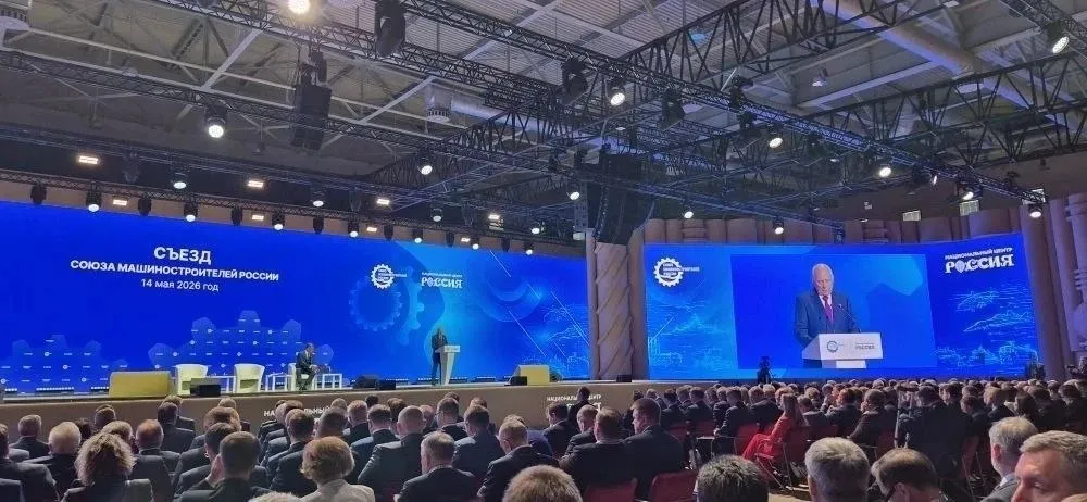 Сергей Викторович Чемезов выступил с Отчетом о деятельности Союза машиностроителей России за 2021 2026 гг Председатель отдельно отметил рост показателей по направлениям Выполнение задач поставленных Президентом Российской Федерации Владимиром Владимировичем Путиным о создании высококачественной технологической продукции Поддержка ветеранов СВО и членов их семей Развитие проектов Союза машиностроителей России Рост популярности донорских акций Сергей Викторович отдельно подчеркнул что результаты региональных отделений за 5 лет выросли кратно а также напомнил о необходимости не останавливаться на достигнутых показателях СоюзМашКалуга СоюзМаш ХСъездСоюзаМашиностроителейРоссии Калуга Ростех