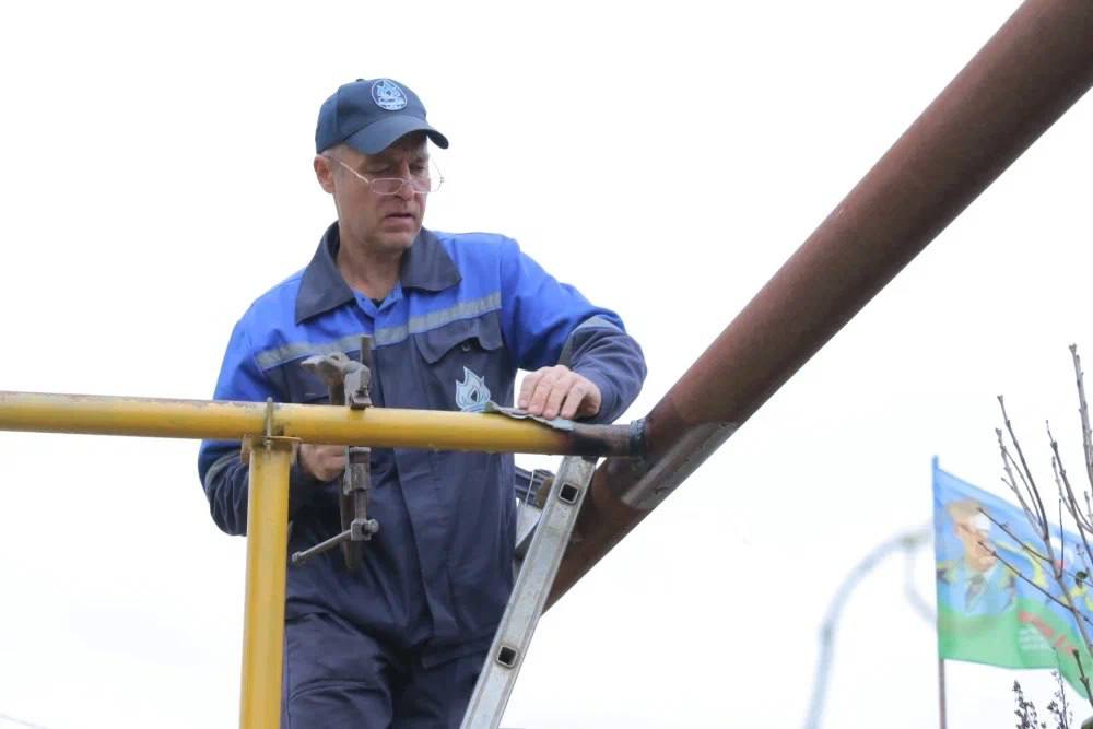 За полгода в Краснодаре по программе социальной газификации подвели сети к 1080 домовладениям   Итоги и темпы работ по реализации программы обсудили на совещании в администрации города под председательством директора департамента городского хозяйства и ТЭК администрации Краснодара Олега Шишковского.   «Краснодаргоргаз» построил газораспределительные сети к 996 объектам из 2048 запланированных в этом году. В свою очередь, специалисты «Газпром газораспределение Краснодар» подвели газ к 84 домовладениям из 143.  Подать заявку на бесплатную догазификацию жители города могут любым удобным способом. Подробности — по ссылке.   Читайте нас:    Телеграм     ВК     Дзен