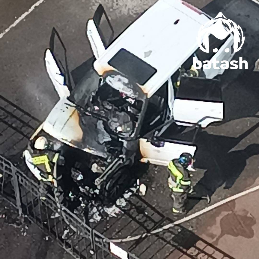Водителя Range Rover, который сегодня загорелся на ГД, задержали. 37-летний уфимец лишён прав, но вместе со знакомым всё равно поехал кататься на внедорожнике. Когда уезжал с гостинки, влетел в забор. Бросил тачку на парковке и сбежал. Через время машина задымилась. Очевидцы вызвали ГАИ, инспекторы нашли владельца-беглеца и завели административное дело.