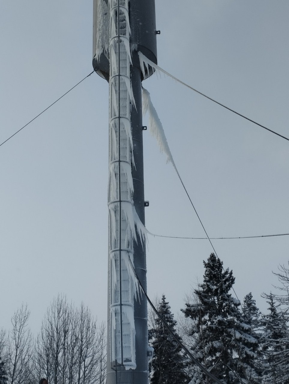 Водонапорная башня замёрзла в селе Васильевское в Удмуртии сообщила администрация Красногорского района 1 января часть села Васильевского осталась без воды Работники МУП ЖКС весь день решали проблему с водоснабжением но отогрев не увенчался успехом В село организовали подвоз воды 2 января работы по отогреву башни продолжились Фото администрация Красногорского района