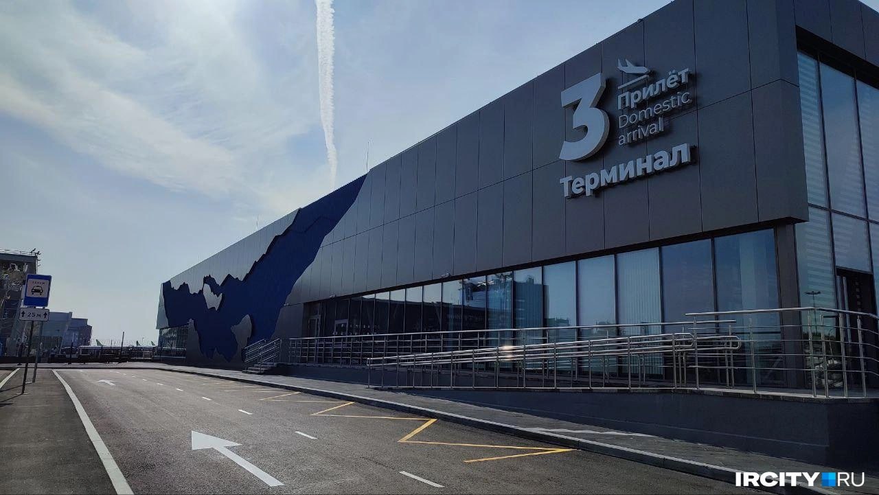 Новый терминал аэропорта Иркутска возвели с нарушениями Верховный суд России рассмотрел кассационную жалобу Восточно Сибирской транспортной прокуратуры по делу о вводе в эксплуатацию нового терминала прилёта аэропорта Иркутска и признал его объектом с особым статусом сообщает сайт суда Новый терминал модульное здание сборно разборного типа построенное компанией БайкалСтройКомплекс в 2024 году Стоимость проекта составила 585 миллионов рублей Транспортная прокуратура настаивала что объект имеет признаки капитального строительства и был возведён без разрешения экспертизы и уведомления стройнадзора Ведомство добивалось запрета на ввод терминала однако Арбитражный суд Восточно Сибирского округа отменил этот запрет и 11 июня 2025 года терминал принял первых пассажиров Теперь Верховный суд уточнил что федеральный строительный надзор обязателен для всех объектов с особым статусом в том числе аэровокзалов пропускной способностью более 100 пассажиров в час независимо от того считаются ли они капитальными ircity ru обратились за комментариями в аэропорт Иркутска и Восточно Сибирскую транспортную прокуратуру о том будет ли теперь закрыт новый терминал На момент публикации ответа не поступило Ircity теперь в MAX