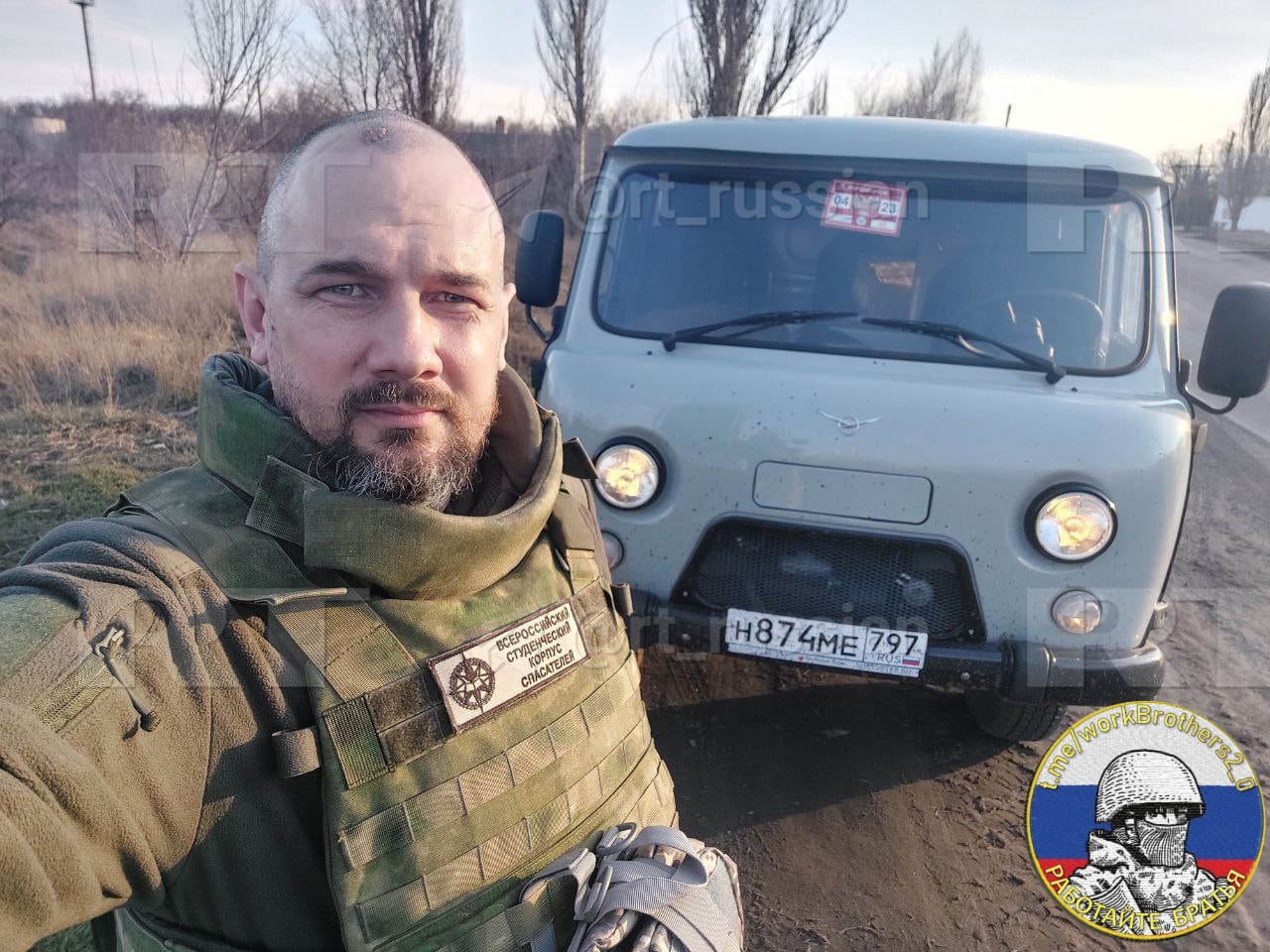 Волонтёры под обстрелом спасли бойца, которому оторвало ногу.        Спасатель из Иркутска Яков Миндрулёв вместе с женой занимается доставкой гуманитарной помощи. Он рассказал RT, как осенью 2024 года под Горловкой они спасли военного:     «Мы с женой Нией везли гуманитарку землякам. Перед нами ехала машина, которая при нас взорвалась. Подъехали поближе, увидели, что возле горящего УАЗа лежит мужчина в форме. У него оторвало ногу, он терял много крови».   Яков и Ния  на фото  наложили жгут на бедро, остановили кровь. Погрузили раненого бойца  у него позывной Добрый  в машину. Их атаковали вражеские БПЛА, снаряды падали рядом.  Яков рассказывает:    «По дороге к нашим [военным] нас преследовали украинские дроны, несколько раз пытались ударить по нам. Машину немного зацепило, но мы сумели доехать до наших военных. Всю дорогу разговаривали с пострадавшим, чтобы контролировать, в сознании он или нет».  Раненого привезли в расположение к командиру с позывным Князь. Он говорит, что враг постоянно обстреливает этот перекрёсток под Горловкой, поэтому его все стараются проехать как можно быстрее:             «Чтобы вот так остановиться и помочь пострадавшему — это огромный риск, нужно быть очень отважными и отзывчивыми».    Командир обратился к губернатору Иркутской области с просьбой наградить  Якова и Нию за спасение погибавших. Сами же волонтёры ищут Доброго, хотят узнать, как у него дела. Если вы знаете, как помочь им связаться, пишите в наш бот —  .                                                                                                                                                                                                                                   Работайте, братья!