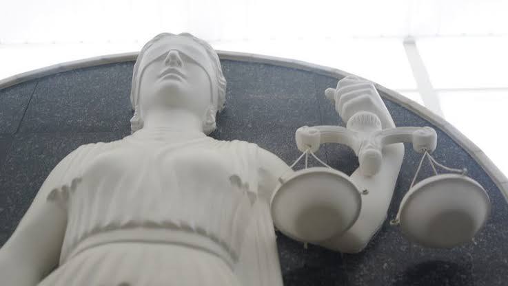 Во Владивостоке женщину оштрафовали за комментарий о мигрантской преступности Местная женщина написала гневный комментарий в тг канале и вот что из этого вышло Прокуратура Ленинского района проделала выдающуюся и важнейшую работу выявила сообщения в местном тг канале и возбудила дело Экспертиза Владивостокского госуниверситета нашла в текстах лингвистические признаки возбуждения вражды по отношению к группе мигранты из Средней Азии Судья Наталья Нефедова изучив материалы согласилась с выводами и назначила штраф женщине в размере 10 000 рублей Спи спокойно многонациональный Владивосток опасный преступник ещё долго не сможет оплатить интернет Подписаться