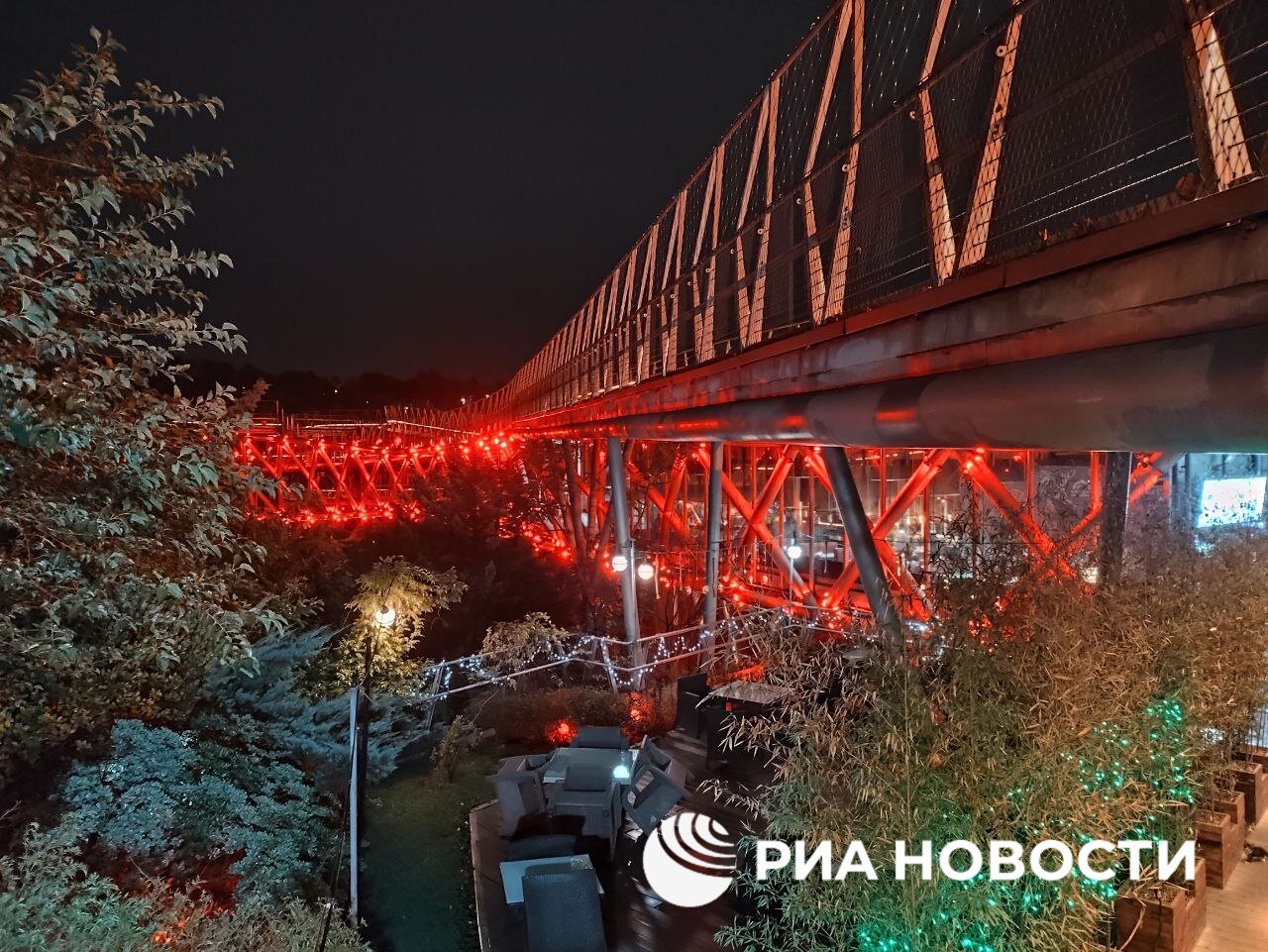 Мост Табиат в Тегеране - крупнейший в стране пешеходный мост и популярное среди местных жителей и гостей республики место прогулок и отдыха - стал багрово-красным в знак мести за убийство Израилем в Бейруте генсекретаря ливанского движения "Хезболлах" Хасана Насруллы