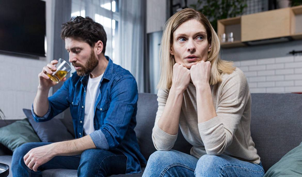 Совместное употребление алкоголя укрепляет брак а различия в привычках разрушают University of Buffalo Как вы после пятницы друзья Поработали над прочностью семейной жизни Совпадение привычек в употреблении алкоголя может быть важным показателем стабильности брака К такому выводу пришли исследователи Университета Буффало проанализировавшие десятки научных работ о влиянии алкоголя на отношения По данным исследования пары в которых оба партнера употребляют алкоголь в схожих количествах либо оба воздерживаются либо пьют регулярно чаще сообщают о более высоком уровне удовлетворенности отношениями В семьях где только один из супругов злоупотребляет спиртным удовлетворенность браком заметно ниже Отдельно отмечается что особенно неблагоприятной является ситуация когда жена употребляет алкоголь в больших количествах а муж мало Ученые также установили что важную роль играет не только количество выпитого но и то проводят ли супруги время вместе Пары которые пьют одинаково но делают это совместно оценивают качество отношений выше чем те кто употребляет алкоголь по отдельности Ряд исследований показал что несоответствие в алкогольных привычках повышает вероятность развода Наибольшие риски фиксируются в семьях где жена является тяжелым потребителем алкоголя а муж легким Кроме того влияние оказывает и восприятие если один партнер считает другого пьющим слишком много даже при отсутствии фактического злоупотребления уровень удовлетворенности отношениями снижается В выводах исследователи подчеркивают что умеренное употребление алкоголя которое происходит в присутствии друг друга может играть положительную роль в отношениях Однако это не означает что совместное злоупотребление алкоголем является безопасным для семьи