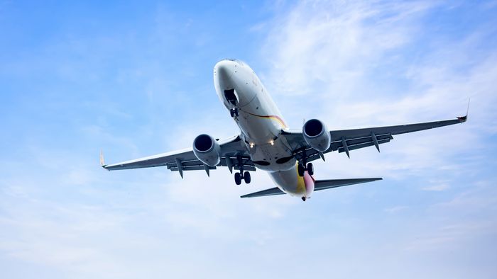 Соперник Авангарда Металлург не смог вылететь в Омск Пока в Омске полным ходом идет подготовка к завтрашнему домашнему матчу Авангарда в G Drive Арене их соперник Металлург застрял в родном Магнитогорске Причиной стал плотный туман окутавший город что сделало невозможным прямой вылет команды В итоге магнитка добиралась до Челябинска на автобусе откуда планирует вылететь в Омск В составе на выезд указаны бывшие форварды ястребов Владимир Ткачев и Сергей Толчинский Согласно расписанию чартерный рейс из челябинского аэропорта Баландино компании Аэропорт приземлится в Омске завтра 27 октября в 3 15 часов ночи