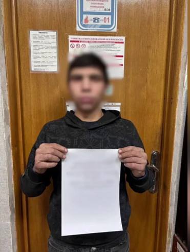 Покатался и бросил в Ростове раскрыли серию угонов старых авто Сотрудники уголовного розыска Отдела полиции 7 задержали 20 летнего местного жителя подозреваемого в совершении нескольких угонов Молодой человек ранее уже был судим за аналогичные преступления а также за кражу и разбой Поводом для задержания стало заявление ростовчанина об угоне его автомобиля ВАЗ 21011 В ходе оперативных мероприятий полицейские установили что подозреваемый обнаружив на улице открытую машину завёл её с помощью отвертки совершил поездку по городу после чего бросил транспортное средство В результате слаженной работы правоохранителей угнанный автомобиль был найден и возвращён владельцу В процессе расследования полиция также установила причастность задержанного к ещё двум аналогичным эпизодам на территории города В отношении фигуранта возбуждено уголовное дело по статье Неправомерное завладение автомобилем без цели хищения Суд избрал ему меру пресечения в виде подписки о невыезде и надлежащем поведении Расследование продолжается Подпишись на 1Rnd в МАХ Написать в редакцию