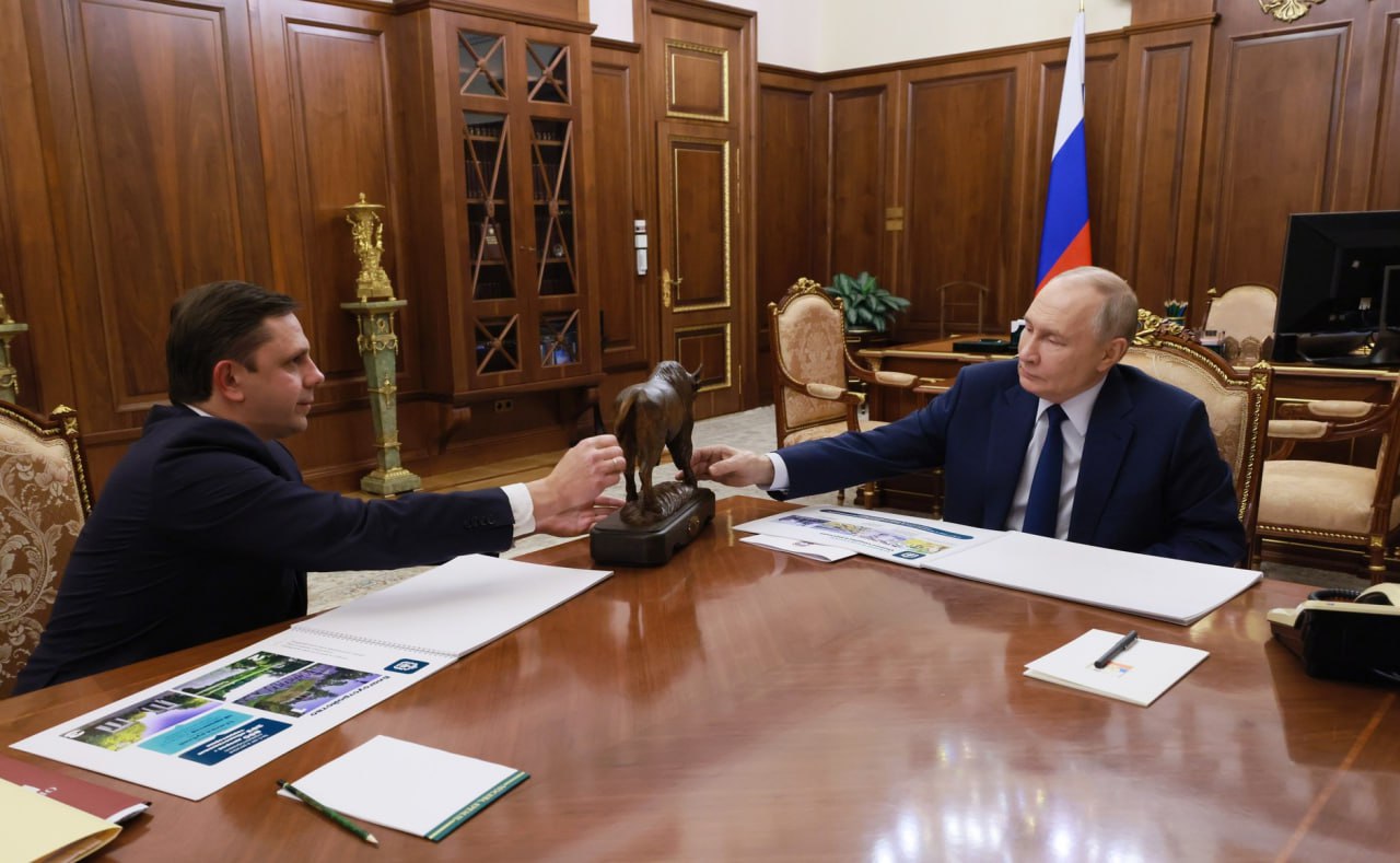 Президент Владимир Путин поблагодарил губернатора Орловской области Андрея Клычкова и коллег из регионов за поддержку бойцов в зоне специальной военной операции и членов их семей Президент РФ Владимир Путин провёл рабочую встречу с губернатором Орловской области Андреем Клычковым Андрей Клычков сообщил что по итогам 2025 г ВРП в регионе составил 108 а бюджет вырос до 104 Президент отметил ВРП действительно демонстрирует очень хорошие показатели Если в среднем по России рост 1 у вас 2 6 то есть больше чем в полтора раза По словам губернатора за последние 8 лет в регионе создано около 50 предприятий и 8 тыс новых рабочих мест в промышленности и сельском хозяйстве Кстати о сельском хозяйстве С 2017 г объём продукции в Орловской области вырос в 2 8 раза Несмотря на неблагоприятные погодные условия регион занял первые места в ЦФО по гречихе мясу в живом весе и рапсу Мы производим масла растительного на 18 млн человек сахара на 17 5 млн человек муки на 2 млн человек крупы на 4 6 млн человек Клычков попросил президента поддержать создание национального семеноводческого центра в регионе Владимир Путин ответил Полностью согласен и прошу продолжить эту работу Докладывая о ходе реализации в регионе нацпроектов губернатор привёл следующие цифры в 2025 г обновлены более 1 5 тыс дворов отремонтированы 15 домов культуры три музея и 25 медучреждений Президент подчеркнул Прошу вас обратить особое внимание на ремонт медицинских учреждений Большой процент требует капитального ремонта Губернатор заверил президента что будет прилагать все усилия чтобы выполнить эту задачу В частности Андрей Клычков сообщил о завершении в этом году строительства медцентра в Орле и поблагодарил президента за поддержку Помимо медцентра речь идёт о студенческом кампусе в Орле западном обходе Орла который выведет до 10 тыс машин из города и досрочном завершении строительства аэропорта в 2027 г Отдельным пунктом доклада Клычкова стала помощь участникам СВО и их семьям Президент поблагодарил и главу Орловской области и коллег из регионов за эту очень важную для страны или для конкретных людей работу поддержку наших бойцов в зоне специальной военной операции и членов их семей Также губернатор рассказал о восстановлении популяции диких зубров с 90 х годов Орловская область вышла на самую крупную в Европе популяцию 820 голов с четырьмя генетическими линиями что позволяет избегать вырождения В рейтинге политической устойчивости российских губернаторов Госсовет 2 0 глава Орловской области А Клычков в рисковой жёлтой зоне 14 баллов На его позиции негативно сказываются тлеющие региональные конфликты и уголовное преследование фигур аффилированных с командой GosSovet