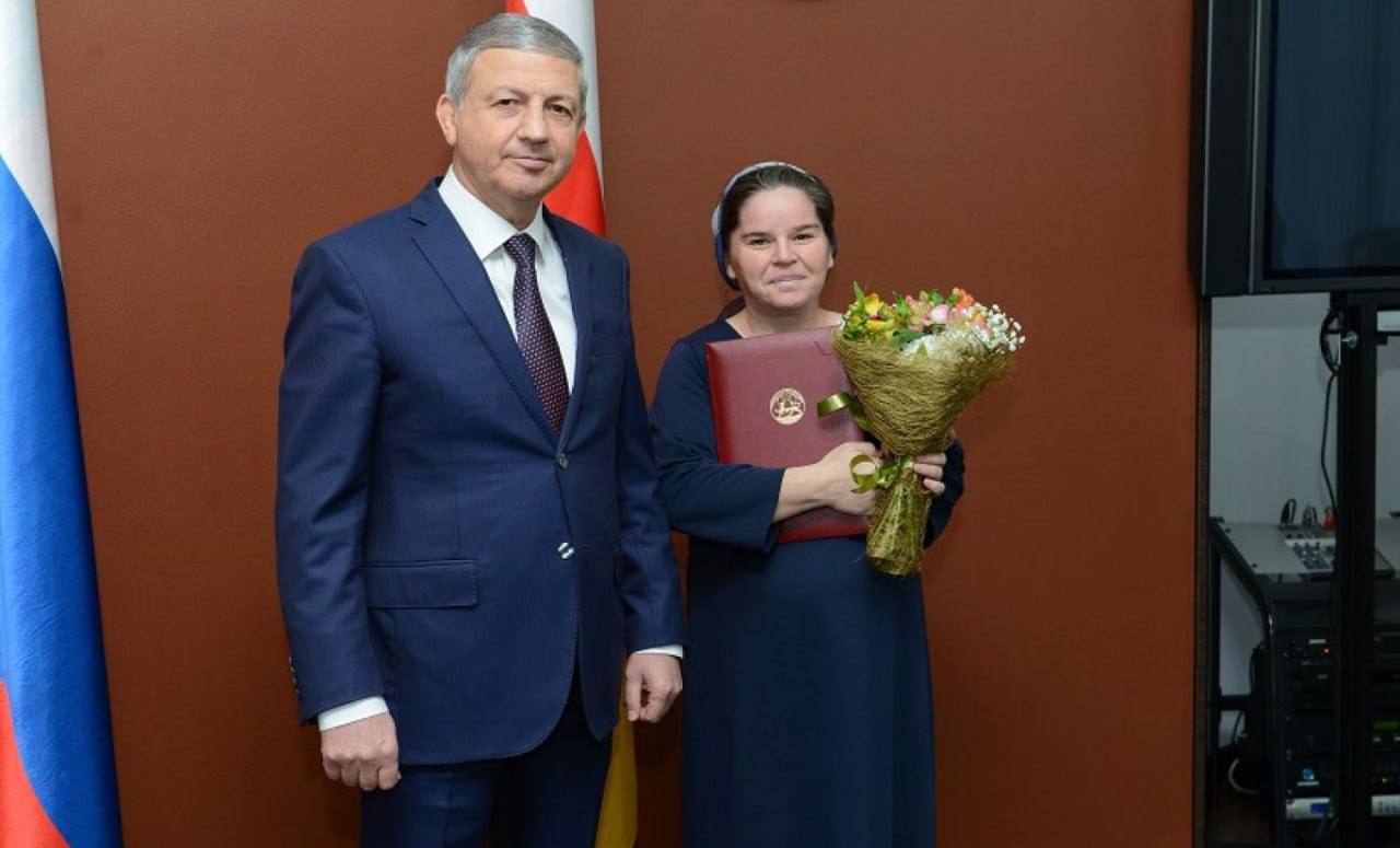 Владимир Путин подписал указ о присвоении Симе Каркусовой из Северной Осетии почётного звания Мать героиня Этого высокого признания она удостоена за выдающийся вклад в укрепление института семьи и многолетнее самоотверженное воспитание одиннадцати детей Интересно что ещё в 2017 году Сима Каркусова получила аналогичное звание на республиканском уровне Семья Каркусовых проживает в селении Рамоново Алагирского района Северной Осетии ossnews