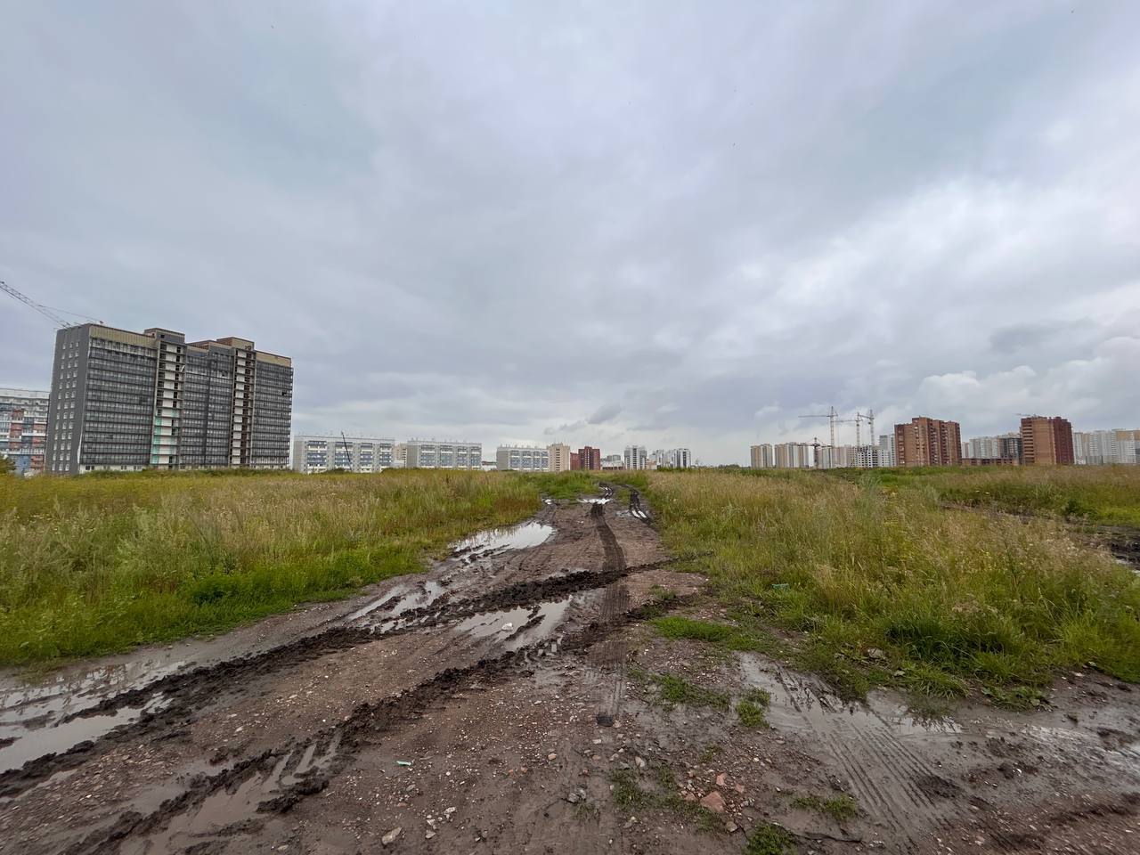 В микрорайоне Солнечном может появиться еще одна площадка КРТ   А именно в районе ул. Светлова. Участок площадью почти 15 гектаров находится в собственности у застройщика. Он разработал концепцию комплексного развития территории по инициативе правообладателя.   «Так как территория достаточно большая, то нам хотелось бы осваивать ее комплексно, чтобы сразу предусмотреть размещение всех социальных объектов. Например, мы планируем построить детский сад на 300 мест за свой счет и после сдачи объекта передать его безвозмездно городу, а также спроектировать дорогу с надземным или подземным пешеходным переходом, которая пока здесь стихийная», – рассказала Елизавета Енджиевская, первый заместитель генерального директора ООО «СТМ».   Кроме детского сада и жилья предлагается разместить:     участковый пункт полиции   библиотеку   поликлинику   торговый центр с бассейном и спорткомплексом   бульвар и парк   многоуровневые парковки на 2500 машино-мест  Перспективную территорию на выездном совещании осмотрел заместитель главы города – руководитель департамента градостроительства Сергей Шикунов.   «Наша сегодняшняя задача уйти от небольших площадок и уже работать большими территориями, запараллелить создание социальной и дорожной инфраструктур, а также жилищного строительства, чтобы сферы не отставали друг от друга», – подвел итог встречи Сергей Шикунов, заместитель главы города – руководитель департамента градостроительства.   Ранее концепцию рассмотрели в администрации города. Сейчас застройщик устраняет замечания.  Отметим, на смежном участке в Солнечном УЖЕ реализуется проект КРТ. Подробнее об этой площадке рассказывали здесь. По условиям на ней  появятся школа на 1550 мест и два детских сада на 300 мест каждый. Компания на объекты должна разработать проектную документацию и подвести инженерные сети. Сейчас на всю территорию разрабатывается проект планировки и межевания.     В настоящее время в Красноярске реализуется 24 договора КРТ, в каждом из них прописаны социальные обязательства застройщиков.  #КРТ_Красноярск  Читай ГрадВестник