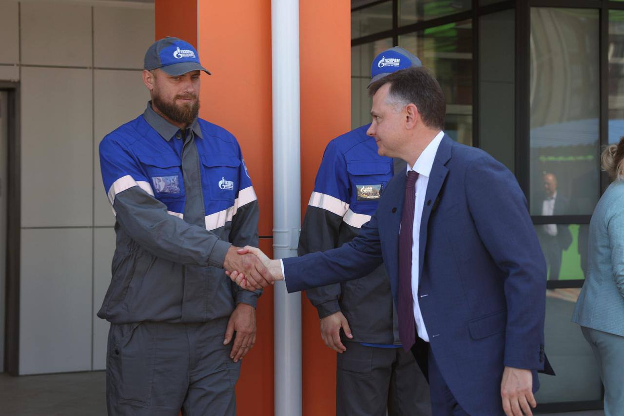В Ростове-на-Дону по президентской программе подключили к газу новый детский сад Сегодня в режиме видеоконференции прошло сразу несколько церемоний по подключению соцобъектов к газу в разных регионах страны. Из Ростова на связь вышел глава региона Юрий Слюсарь — вместе с будущими воспитанниками и родителями нового детского сада на 200 мест. Садик построен в новом микрорайоне на месте бывшего аэропорта — здесь идет комплексное развитие: помимо жилья появляются школы и детсады. «Для нас это двойное событие: первый детский сад в новом районе и подключение по президентской программе. Это не только про комфорт, но и про экологию», — отметил Слюсарь, поблагодарив «Газпром межрегионгаз» за работу. На Дону по программе уже подключили к газу больше 38,5 тысячи домов и 23 соцобъекта. В работе — еще 156 договоров. Заявки продолжают поступать: всего их уже около 42 тысяч. Программа социальной догазификации действует по всей стране и позволяет бесплатно подвести газ прямо к участкам.