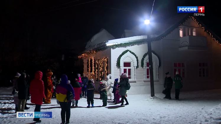 В Закамске открывается Дача Деда Мороза    Сегодня в пермском Закамске открывается Дача Деда Мороза. Резиденция зимнего волшебника примет первых гостей. Пока это будут лишь групповые экскурсии. А вот с 3 января можно будет попасть сюда и в индивидуальном порядке. Гости прогуляются по старинному дому, сделают фото на память, поучаствуют в мастер-классах и, конечно, встретятся с Дедом Морозом и Снегурочкой.