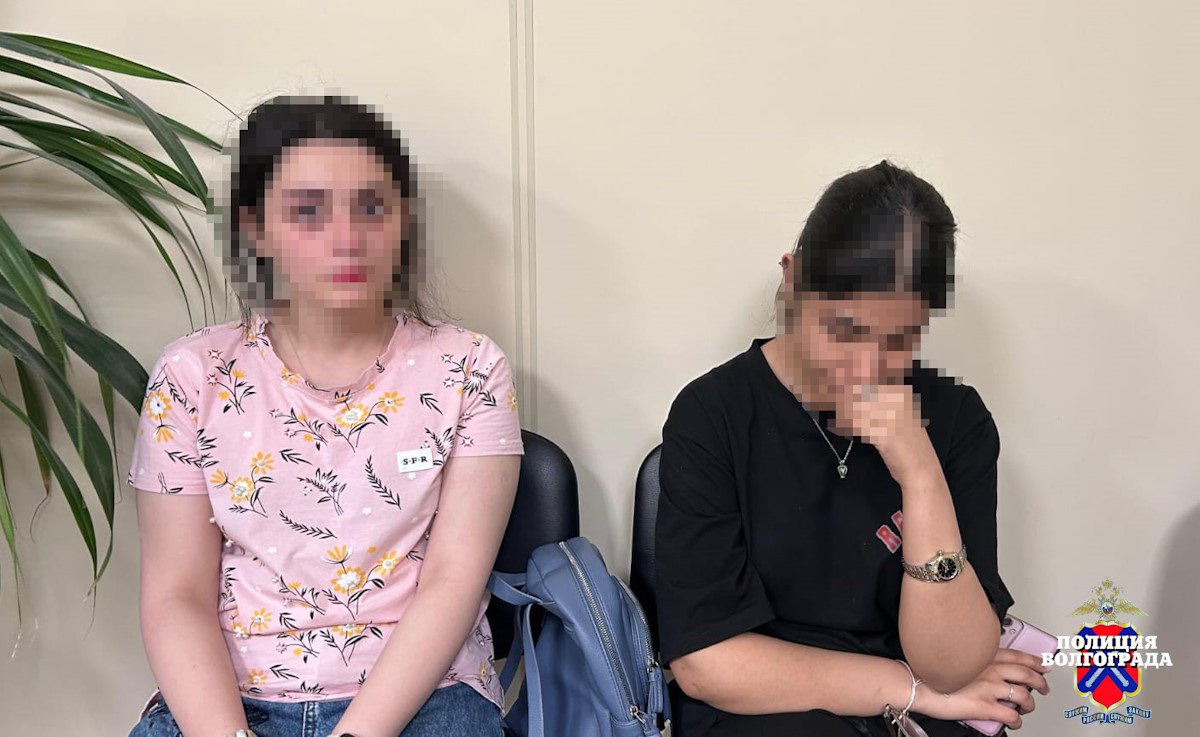 В Волгограде за совершение преступления будут депортированы две иностранные студентки В полицию Советского района с заявлением о краже из торгового зала товарно-материальных ценностей обратился представитель сетевого магазина. Прибывшие на место сотрудники полиции установили, что подозреваемые в краже - две 23-летние студентки-первокурсницы одного из волгоградских ВУЗов, прибывшие на обучение из иностранного государства. Следователем отдела полиции Советского района возбуждено уголовное дело по признакам преступления, предусмотренного ст. 158 УК РФ – «Кража». Учитывая указанные обстоятельства, действуя в соответствии с Федеральным законодательством, ГУ МВД России по Волгоградской области приняты решения в отношении иностранок, совершивших преступление на территории Российской Федерации, об аннулировании учебных виз, депортации и не разрешении последующего въезда на территорию страны в течении 10 лет. # Студенток поместили в Центр временного содержания иностранных граждан, где они будут ожидать окончания расследования уголовного дела и приговора суда. После исполнения назначенного судом наказания, они будут депортированы.