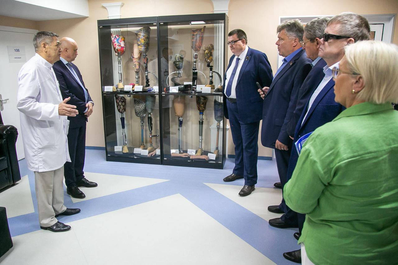 Московская область первой внедрила опыт комплексной реабилитации ветеранов боевых действий на базе коломенского «Протэкс-Центра» Комитет Мособлдумы по социальной политике и здравоохранению провёл в Коломне выездное заседание на тему «Совершенствование системы комплексной реабилитации ветеранов и инвалидов боевых действий, в том числе участников специальной военной операции». Мероприятие прошло на базе «Протэкс-Центра», оказывающего бесплатные услуги по протезированию и реабилитации российских военнослужащих. Участникам встречи предложили ознакомиться с деятельностью центра. Он оснащён специализированным оборудованием. Лечение пациентов включает в себя различные занятия, физиотерапию, массаж, водные процедуры. Кроме того, по необходимости бойцы могут получить профессиональную психологическую помощь. «Московская область первой внедрила опыт комплексной реабилитации ветеранов боевых действий на базе коломенского «Протэкс-Центра». Речь идёт о подходе, когда наши герои, нуждающиеся в протезировании верхних и нижних конечностей, не только эту услугу получили, но и самое важное – прошли реабилитацию. И всего за 3-4 недели получили современный протез, научились им пользоваться и жить с ним качественно», – сказал председатель Комитета по социальной политике и здравоохранению Андрей Голубев. Подробнее на сайте Мособлдумы Подписаться Обсудить