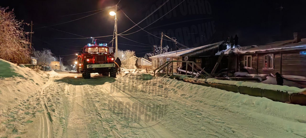 В пожаре погиб человек — загорелся деревянный дом  Возгорание произошло в 7:22 в деревянном трехквартирном доме села Белоярск по улице Октябрьская. В огне пострадали трое взрослых, один из которых погиб, сообщили URA.RU в противопожарной службе ЯНАО.  Причины пожара выясняются.   : ВКонтакте / Осторожно Белоярские!  Подписаться   Прислать новость