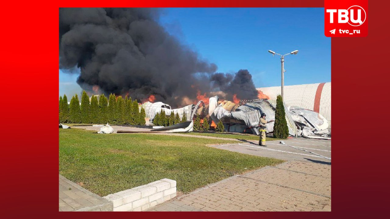 Село Никольское в Белгородской области подверглось повторной атаке со стороны ВСУ, сообщил губернатор Гладков  В результате обстрела загорелся в ангар на территории производственного предприятия, обрушилась крыша. Пострадавших нет, на месте работают оперативные службы, специалисты тушат огонь.  #Белгород    Подписаться на «ТВ Центр»   На всякий случай — наш ВК