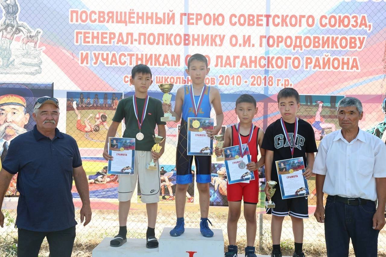 В Калмыкии, в поселке Улан Хол, завершился Всероссийский турнир по вольной борьбе памяти Героя СССР, генерал-полковника Оки Городовикова и участников специальной военной операции Лаганского района. В турнире приняли участие 10 команд. Почетные гости турнира — президенты Федерации спортивной борьбы РК Борис Муджиков и Федерации калмыцкой борьбы на поясах Владимир Комушев, а также основатели школы вольной борьбы и первые тренеры — Расул Магомедов и Юрий Атешев. По окончании турнира победителям и призерам вручили заслуженные награды и призы. Специальный приз главы Лаганского района был вручен юному борцу Рашиду Ханову из Улан Хола. Фото: Лаганский район Быть в курсе Прислать новость