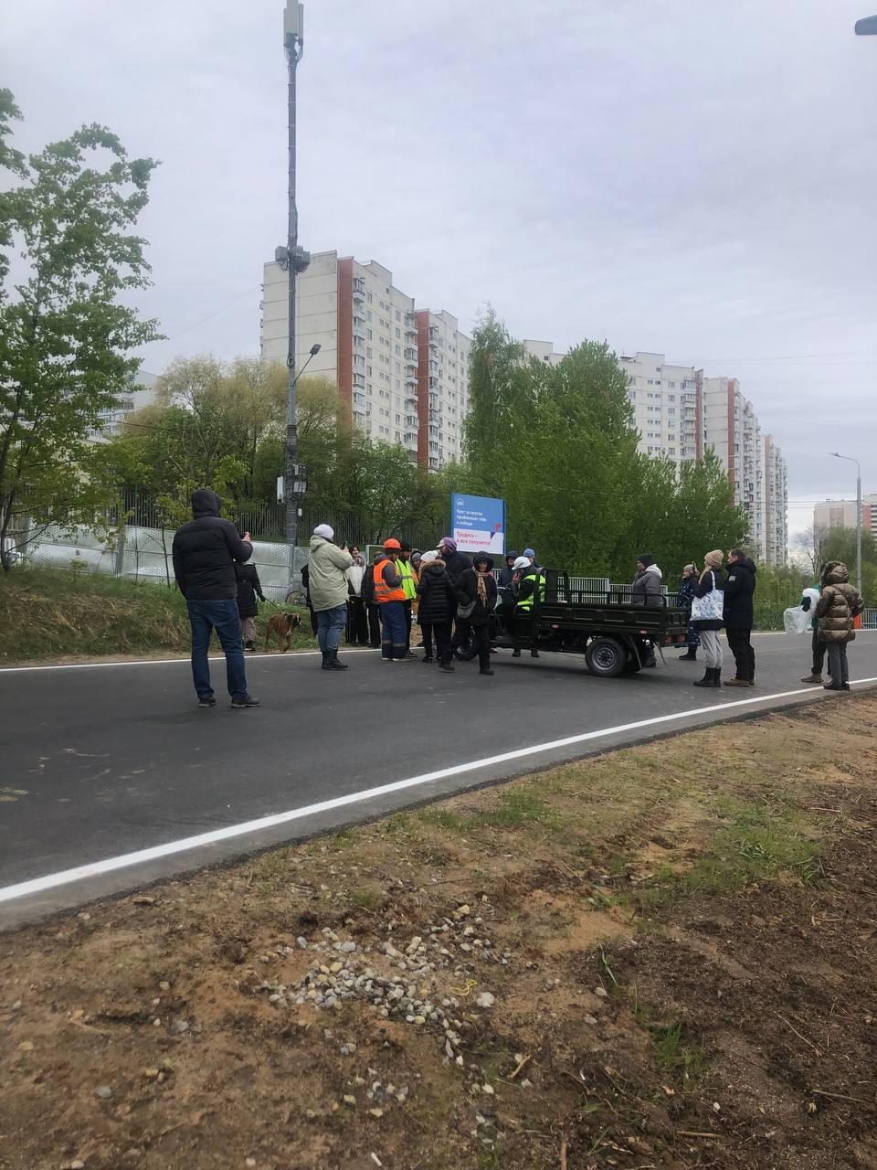 В Москве жители продолжают защищать Крылатские холмы, несмотря на задержания Защитники не позволили рабочим ограничить доступ к природному парку «Горная страна». Там остается несколько десятков местных жителей. «Я проходила мимо, спросила, что случилось. Полицейский отказался представиться и сказал, что я должна покинуть место. Я ответила, что гуляю и хочу пройти на территорию "Крылатских холмов". Он дал знак двум сотрудникам, меня насильно схватили под руки и засунули в машину», — рассказала медиа No future одна из задержанных. Местные жители протестуют против уничтожения природы в любимом парке Крылатские холмы, являющемся особо охраняемой территорией. Вместо сохранения экосистемы власти хотят проложить бетон, вырубить деревья и заасфальтировать тропы. На это выделено порядка 8 миллиардов рублей. Сегодня полиция задержала как минимум семерых защитников парка. #москва Подписаться Помочь RusNews