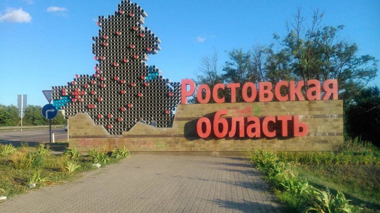 В Ростовской области бедных стало меньше, но эксперты уверены — статистика сильно приукрашена. По данным Росстата, за чертой бедности сейчас живёт 7,7% жителей Ростовской области. Это самый низкий показатель за последние 30 лет. В 2023 году бедных было почти 10%, а в 2019 — больше 13%. Официально бедными считают тех, у кого доход ниже прожиточного минимума — в 2025 году это 15 тысяч рублей для взрослых и 12 тысяч для пенсионеров. Но эксперты говорят, что такие цифры могут вводить в заблуждение. Многие семьи живут с доходом чуть выше этого порога — и формально они не бедные, но по факту еле сводят концы с концами. Считается, что разница в один рубль уже выводит человека из категории нуждающихся, хотя его положение почти не меняется. Кроме того, в отличие от международных систем, где бедность делится на степени — от крайней до умеренной — у нас подход жёсткий: либо бедный, либо нет. Из-за этого реальные масштабы проблемы часто оказываются незаметными в официальной статистике. А вы как думаете — на какую сумму сегодня реально прожить в Ростовской области? Расскажите об этом друзьям — интересно, кто с чем сталкивается в жизни. Подписаться Связь с редакцией