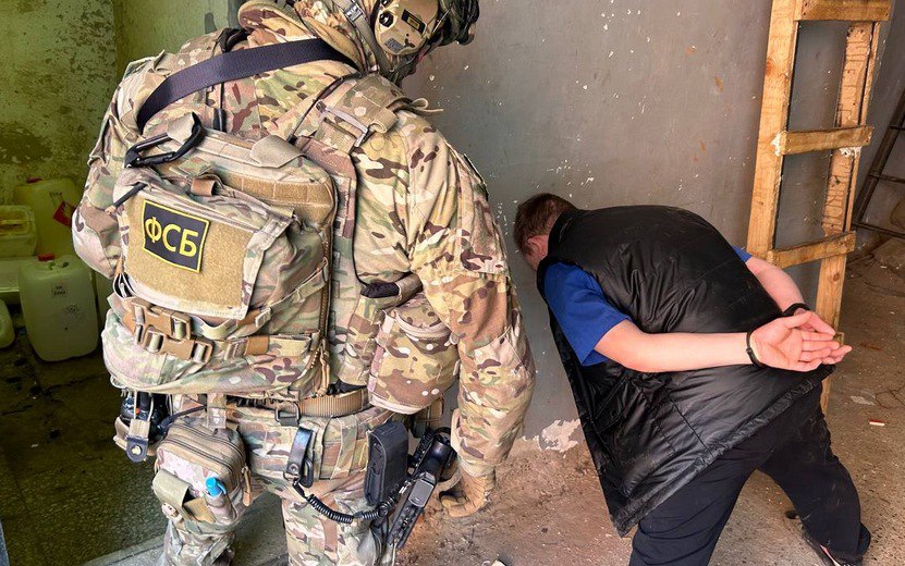 Хищение на оборонзаказе В столице Удмуртии сотрудники ФСБ по подозрению в мошенничестве задержали руководящего работника одного из местных предприятий оборонно промышленного комплекса По данным ведомства задержанный действуя в интересах подконтрольной ему организации поставщика организовал подготовку для завода расчетно калькуляционных материалов с завышенной стоимостью комплектующих В результате он похитил 6 12 млн руб выделенных в рамках исполнения государственного оборонного заказа Возбуждено уголовное дело Подозреваемый водворен в изолятор временного содержания Фото пресс служба УФСБ по Удмуртии архив izhlife ru Удмуртия Ижевск