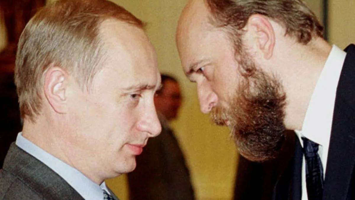 Гособвинение запросило 14,5 лет лишения свободы для одного из самых известных российских банкиров — Сергея Пугачёва. Находящийся в международном розыске экс-бенефициар обанкротившегося Межпромбанка обвиняется в хищении из банка 28,7 млрд рублей, а также в злоупотреблении полномочиями, нанесшем финансовой структуре ущерб ещё на 64,5 млрд рублей. Пугачёв был членом Совета Федерации с декабря 2001 года по январь 2011-го. До 2008 года он входил в «Золотую сотню» российских миллиардеров по версии Forbes. В последний раз журнал включал бизнесмена в свой рейтинг в 2009 году, его состояние тогда оценивалось в $500 млн. Сейчас олигарх живёт во Франции.