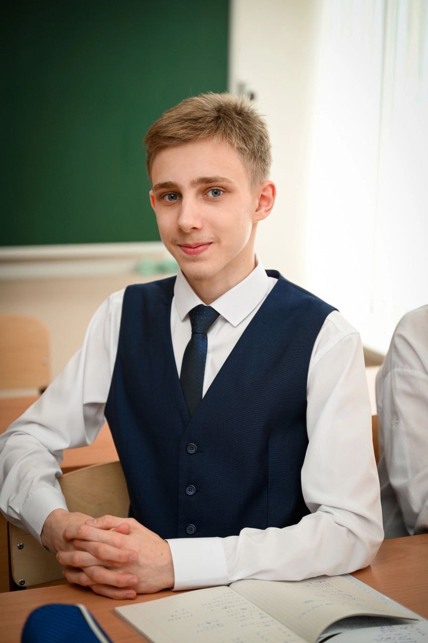 Максим Азизов из школы №79 стал единственным в Оренбуржье стобалльником по математике Ученик 11 «в» класса школы № 79 Оренбурга Максим Азизов сдал экзамен по профильной математике на 100 баллов. – Выражаю признательность моим преподавателям Галине Ивановне Сафоновой и Светлане Владимировне Авраменко за то, что помогли полюбить математику и показали лучшие подходы в ее изучении. Благодарен за поддержку и готовность ответить на любой мой вопрос! Также хочется сказать спасибо моим родителям за веру в меня. Они помогли справиться с трудностями, благодаря чему я смог достичь высоких результатов, – рассказал Максим Азизов.
