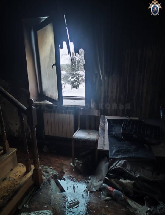 Четыре человека погибли в пожаре в подмосковном хостеле  По данным SHOT возгорание произошло в пятом часу утра в микрорайоне Салтыковка в Балашихе Пламя охватило хостел в квартале Зворыкино На втором этаже в комнате загорелись личные вещи  По информации СМИ удалось эвакуировать шесть человек включая двоих детей После ликвидации пожара на площади в 35 квадратов обнаружили тела четверых погибших на втором этаже в комнате где и произошло возгорание Судя по всему люди спали и задохнулись Их личности устанавливаются Дело контролируют СК и прокуратура UPD Погибшие в хостеле в подмосковной Балашихе граждане Кубы По данным SHOT собственник дома сейчас находится в Лондоне По информации СМИ трёхэтажный частный дом сдавали в аренду его переоборудовали под хостел где посуточно можно было снимать комнату Цена вопроса 1200 рублей Договора аренды у постояльцев не было Погибшие две женщины и два мужчины Тела сильно обгорели личности устанавливаются Спасатели эвакуировали 6 человек среди которых 17 летний подросток тоже гражданин Кубы и ещё один ребёнок Дело контролируют СК и прокуратура Telegram канал Безопасность туризма 24 7 с вами Подпишись происшествия