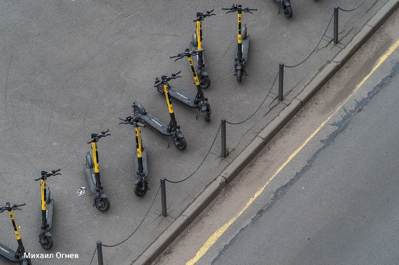 В Кудрово ограничили число кикшеринговых самокатов на территории города их может быть не более 600 штук Ими запрещено пользоваться на территории парков Оккервиль и Косая гора а также на проспекте Строителей улицах Столичная и Новая Скорость движения ограничена до 15 км ч а на отдельных улицах до 10 км ч Также утверждены правила парковки кикшеринга на 10 самокатов требуется площадка размером 1 5 на 3 5 метра Подписывайтесь на наш канал в МАХ agregiruem