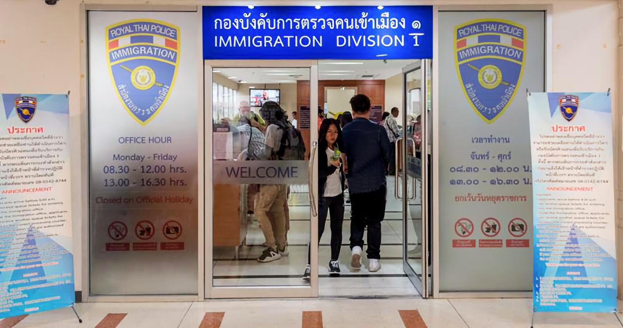 Иммиграционное бюро Таиланда выступило с опровержением слухов о проблемах для туристов из за ужесточения визового контроля Новые меры не затронут добросовестных путешественников которые прибывают в Королевство с краткосрочным визитом заявил замглавы и пресс секретарь ведомства Чернронг Римпади По его словам панику нагнетают агентства организующие виза и бордер раны схемы многократных выездов въездов для обхода установленных сроков пребывания в стране В бюро утверждают что ужесточение контроля за повторными безвизовыми посещениями Таиланда иностранцами введена в целях пресечения нелегальной работы киберпреступлений и теневого бизнеса Собственно вот четыре ключевых пункта этой политики простыми словами запрет на border runs если ездишь туда сюда по безвизу больше двух раз без причины и не возвращаясь домой во въезде могут отказать Понятно что это не про туристов а про тех кто живет в Таиланде долгое время по штампам усиленные проверки на определённых границах например на КПП Мэсот с Мьянмой где по мнению тайских властей особенно много нарушений Тех кто был замечен в подобном ранее или был депортирован из приграничных районов не пустят в Таиланд ни при каких оговорках продление виз под микроскопом в иммиграционных офисах при наличии в истории поездок бордер ранов визу могут не продлить текущую аннулировать и даже выслать за пределы государства борьба с оверстеями массовые рейды для выявления зарубежных гостей находящихся в Таиланде сверх допустимых норм с соответствующими последствиями Всё это уже применяется с 13 ноября tripfarearea RU Подпишись