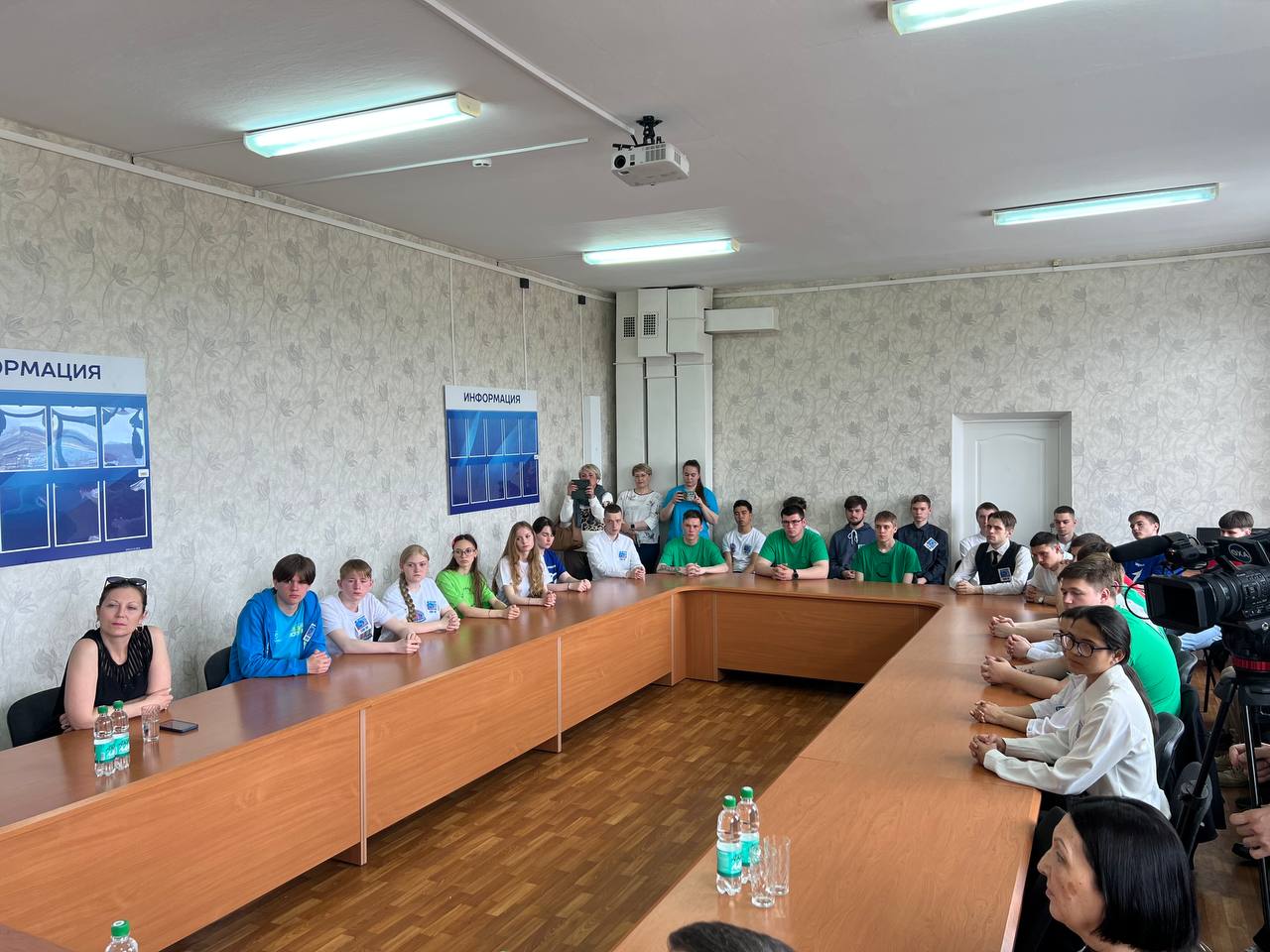Областные депутаты встретились с охинскими студентами В ходе рабочей поездки на север Сахалина спикер облдумы Елена Касьянова и председатель комитета по соцполитике Александр Болотников встретились с учащимися индустриального техникума и Охинского филиала СахГУ Парламентарии рассказали о региональных законах, принятых Сахалинской областной Думой в интересах молодежи, а также интересовались учебными и бытовыми условиями, досугом студентов, материально-техническим оснащением учебных заведений. Ребята рассказали о специальностях, по которым учатся и задали вопросы. «Всегда после общения с нашей молодежью понимаешь, насколько она позитивна и полна идей, – подчеркнула Елена Касьянова. – Ребята задали интересные вопросы и озвучили предложения. Обязательно их рассмотрим. Возможно, еще один закон будет принят, благодаря студенческой инициативе». Подробнее на сайте областной Думы.
