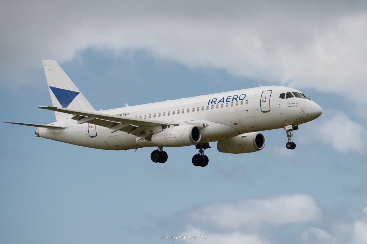 Из Благовещенска можно теперь долететь до Пекина Еще одно международное направление открывается в аэропорту Благовещенска Авиакомпания ИрАэро запускает регулярные рейсы между амурской столицей и Пекином Вылет из Благовещенска по средам в 23 20 Прилет в Благовещенск по четвергам в 06 50 Время местное Рейсы будут выполняться на самолетах RRJ 95 с компоновкой салона на 100 кресел В аэропорту bqsaero напомнили что это второй регулярный маршрут перевозчика из Благовещенска в Китай Также по вторникам есть рейсы Благовещенск Харбин Фото Сергей Маслюк Portal2x2 Реклама