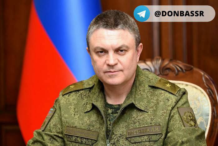Прифронтовые поселки ЛНР "усеяны минами", о сроках полного разминирования территории региона сложно говорить. Об этом сообщил глава республики Леонид Пасечник. «Эта проблема достаточно серьезная, и я думаю, что очень быстро она не решится. Но решать эту проблему нужно системно. Поэтому сколько лет пройдет до полного разминирования ЛНР, сказать очень сложно», - отметил он. По словам Пасечника, над разминированием территории ЛНР работают как международный противоминный центр ВС РФ, так и саперы МЧС. #ЛНР #Разминирование #ВоенныеПасечник
