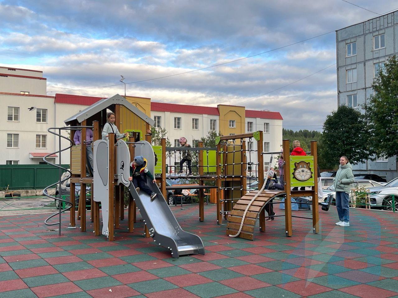 Мурманский Вестник новости Стартует отбор заявок на конкурс На Севере твой проект Глава региона Андрей Чибис на оперативном совещании отметил что в этом году на реализацию проекта направлено 200 миллионов рублей из областного бюджета Программа включает в себя ремонт территории детских садов благоустройство общественных территорий установку детских и спортивных площадок ремонт подъездов обустройство площадок для выгула собак Объезжая муниципалитеты я постоянно вижу реальные результаты этой программы сказал Андрей Чибис Один из запоминающихся новая современная детская площадка в Североморске в Авиагородке Уже сегодня на портале Наш Север начинается отбор проектов на 2026 год Он продлится до 27 октября Основное правило проект должна поддерживать инициативная группа из десяти подробнее на канале Мурманский Вестник новости