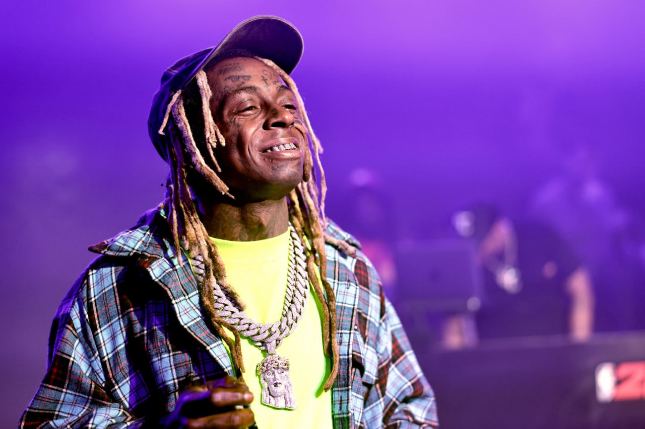 Lil Wayne выложил микстейпы Da Drought на стриминги Раньше, чтобы послушать пластинки Da Drought, приходилось искать их на YouTube и других немузыкальных площадках. «Релиз» состоит из трёх частей: 1. Da Drought 1 — раннее творчество Cops Is Watching ; 2. Da Drought 2 — треки, которые сделали Lil Wayne королём микстейпов Get Out, In The Booth ; 3. Da Drought 3 — культовый сборник Black Republican, Sky Is The Limit, Seat Down Low .