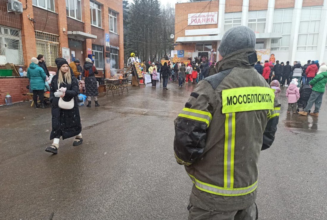 Работники #Мособлпожспас обеспечили безопасность масленичных гуляний в Подмосковье    В воскресенье, в последний день масленичной недели, специалисты территориальных управлений №2, №11, №13 и №14 приняли участие в обеспечении безопасности на традиционном празднике, посвященном проводам Масленицы. Массовые мероприятия прошли в разных уголках Московской области.      В этот день многие жители региона вышли на улицу, чтобы попробовать горячие блины, поучаствовать в задорных конкурсах и посмотреть на горящее чучело, чтобы проводить зиму и встретить долгожданную весну.    Однако использование огня на массовых мероприятиях несет за собой определенные риски. Поэтому огнеборцы тщательно контролировали ситуацию и находились рядом с местом, где сжигали чучело, чтобы в случае с необходимостью вступить в борьбу с пламенем. Также спасатели страховали желающих покорить масленичные столбы и раздавали профилактические памятки, напоминая о необходимых мерах безопасности.     Друзья, чтобы праздники оставляли в памяти только положительные эмоции, соблюдайте осторожность и бдительность. Берегите себя и своих близких. #Мырядом       "Мособлпожспас"