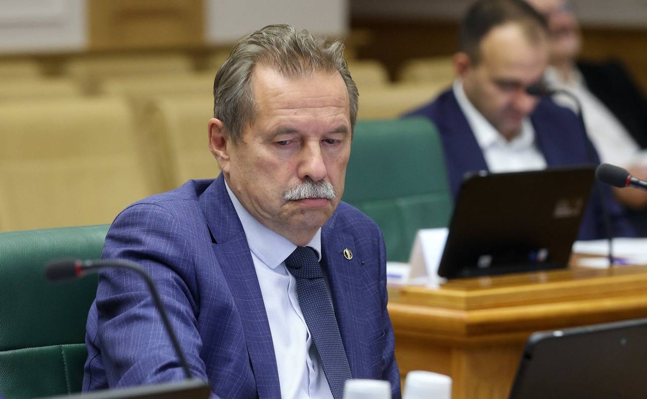 В Совете Федерации состоялось совместное совещание профильных комитетов посвящённое вопросам реализации Федерального закона о местном самоуправлении в единой системе публичной власти Ключевой темой дискуссии стало противодействие коррупции на муниципальном уровне На совещании были представлены лучшие практики 5 регионов России в том числе Красноярского края Опыт нашего региона по системе сопровождения муниципалитетов в сфере противодействия коррупции представил директор Института государственного и муниципального управления ИГМУ при правительстве Красноярского края Алексей Менщиков В ходе своего доклада Алексей Анатольевич выделил три ключевых подхода в работе Института Практико ориентированный подход Работа с реальными кейсами и пошаговый разбор ситуаций показывают применение норм права в реальных условиях Проектный подход опора на работу с муниципальными командами Это позволяет прорабатывать вопросы комплексно с позиций разных сфер и формировать качественное антикоррупционное правосознание Работа с молодыми кадрами Обучение специалистов с нуля позволяет минимизировать риски и привнести в работу муниципалитетов свежие эффективные решения  Представленный опыт Красноярского края получил высокую оценку и признан одним из наиболее системных в стране сообщает министерство экономики и регионального развития Красноярского края где то в недрах московского СИЗО удовлетворённо улыбнулся бывший глава муниципальной администрации Красноярска Владислав Логинов Ведь если опыт Красноярского края в вопросах противодействия коррупции на муниципальном уровне получил высокую оценку и был признан одним из наиболее системных в стране то может быть и версия о его Владислава Анатольевича причастности к преступлениям коррупционного характера окажется в итоге несостоятельной NeNASHI