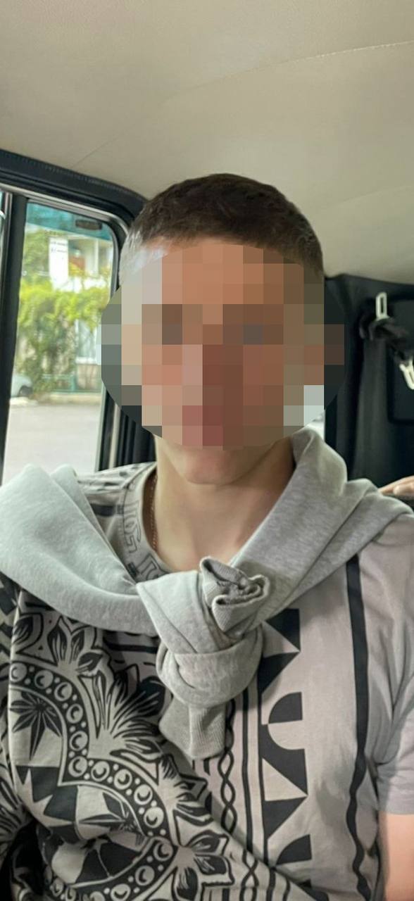 Полицейские Северной Осетии задержали жителя соседнего государства подозреваемого в серийных кражах в том числе из церковной лавки   Сотрудниками уголовного розыска ОМВД России по Пригородному району РСО Алания пресечена противоправная деятельность жителя соседнего государства 2007 года рождения подозреваемого в совершении серии краж на территории Сунженского сельского поселения Установлено что злоумышленник причастен к хищениям техники из торговых центров и салона автомобиля а также церковных ювелирных изделий и денежных средств из церковной лавки Материальный ущерб причиненный храму составил 22 000 рублей Задержанный дал признательные показания Все краденое имущество изъято полицейскими В настоящее время в отношении подозреваемого следственным отделом ОМВД России по Пригородному району РСО Алания возбуждено уголовное дело по пунктам в б ч 2 ст 158 УК РФ
