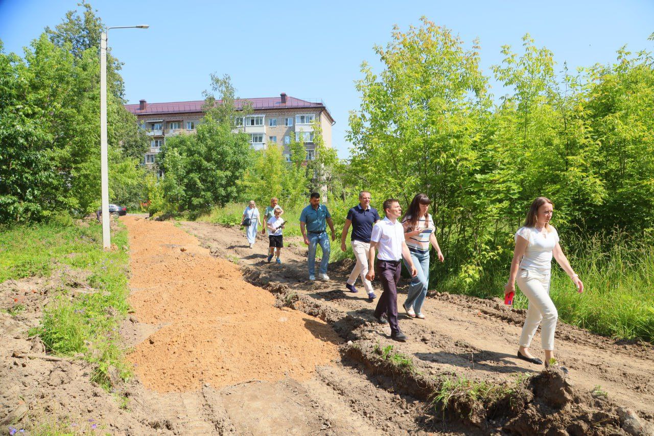 Депутаты Сергиево-Посадского округа проконтролировали ход благоустройства дворов Депутаты Сергиево-Посадского совета и представители окружной администрации проконтролировали реализацию программы по комплексному благоустройству дворовых территорий. На Рабочем посёлке, на улице Бероунская, дом 20, предстоит выполнить масштабные работы. Помимо обустройства проезда, тротуаров и пешеходных дорожек, здесь будет приведена в порядок территория, прилегающая к Аллее Славы, посвящённой памяти участников и погибших в Великой Отечественной войне. Планируется установка большой детской и спортивной площадок, а также будет разбит сквер с комфортными зонами для прогулок и отдыха. Во дворе дома 4/6 по улице Солнечной народные избранники также проверили ход благоустройства. Дом возводился в советские времена, и тогда личных автомобилей было мало. В связи с этим остро стоял вопрос с организацией парковочных мест. Поэтому при обсуждении будущего благоустройства двора жители принимали активное участие. Для организации необходимых парковочных мест была расширена проезжая часть там, где это было необходимо, и убраны некоторые деревья. Напомним, работы по комплексному благоустройству дворов Московской области ведутся в рамках программы, которая позволит привести дворы к единому стандарту, комфортному для жителей.