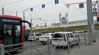 В центре Казани восстановили движение транспорта после завершения марафона В Казани завершился первый этап «Казанского марафона», сообщает городская Госавтоинспекция. В настоящее время движение восстановлено, за исключением закрытой зоны на улице Ташаяк, которая простирается от площади Тысячелетия до улицы Коротченко. Казанский марафон является крупнейшим региональным забегом в России и одним из самых значимых спортивных событий страны. В этом году в программе предусмотрены дистанции для взрослых 3, 10, 21.1 и 42.2 км и детей 40, 300 и 600 м , а также четвертый Чемпионат России. Подписаться Сообщить новость